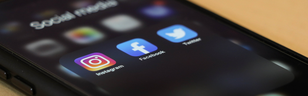 Titelbild Social Media Social-Media-Apps auf einem Home-Screen eines Smartphones.