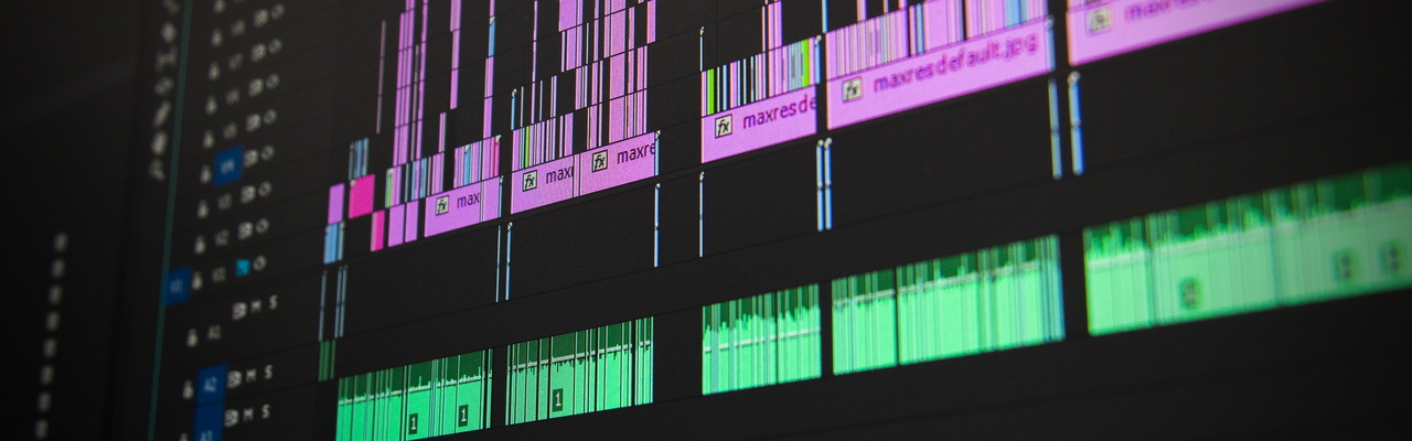 Titelbild Podcampus Auf einem Computer-Display werden Video-Sequenzen in einem Videoschnitt-Programm angezeigt.